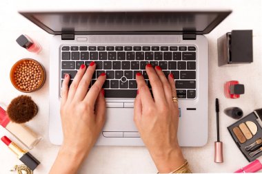 Ofis Masası bir dizüstü bilgisayar ile çalışan moda blogger: moda, b