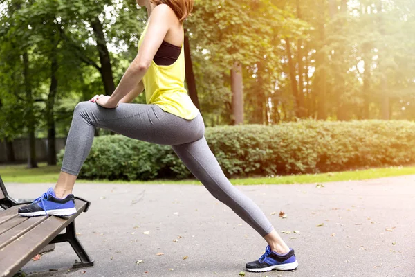 Sağlıklı genç kadın fitness ve egzersiz önce germe PA