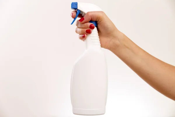 工作室拍摄的一只手握着白色 b 上的清洗喷雾瓶 — 图库照片