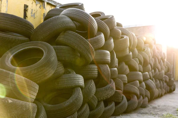 Vieux pneus empilés prêts à être recyclés — Photo