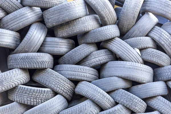 Vieux pneus empilés prêts à être recyclés — Photo