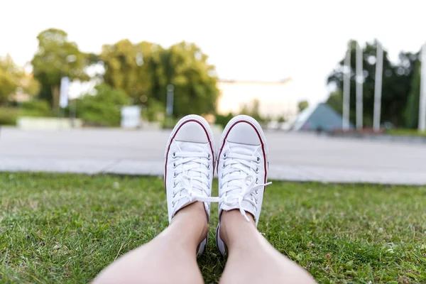 Zapatillas de deporte sobre hierba verde en el parque de la ciudad — Foto de Stock