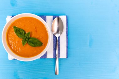 Ahşap turkuaz masada domates çorbası. Üstten Görünüm, için boş alan 