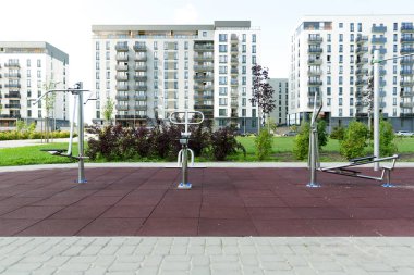 Yeni yerleşim bölgesinde modern kentsel açık spor salonu