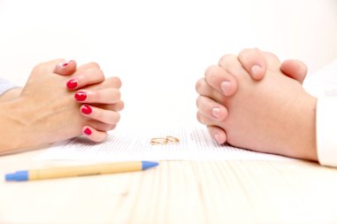 Genç bir adam closeup bir genç bir kadın bir prenuptial agr imzalama