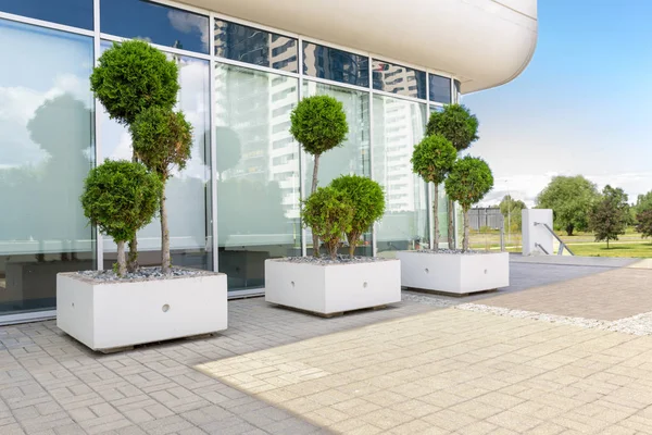 Modern bir ofis binasının dışı.