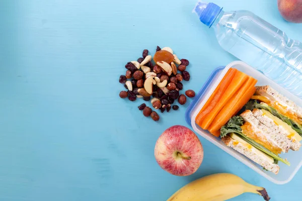 Szkoła lunch box z Kanapki, warzywa, woda, orzechy i frui — Zdjęcie stockowe