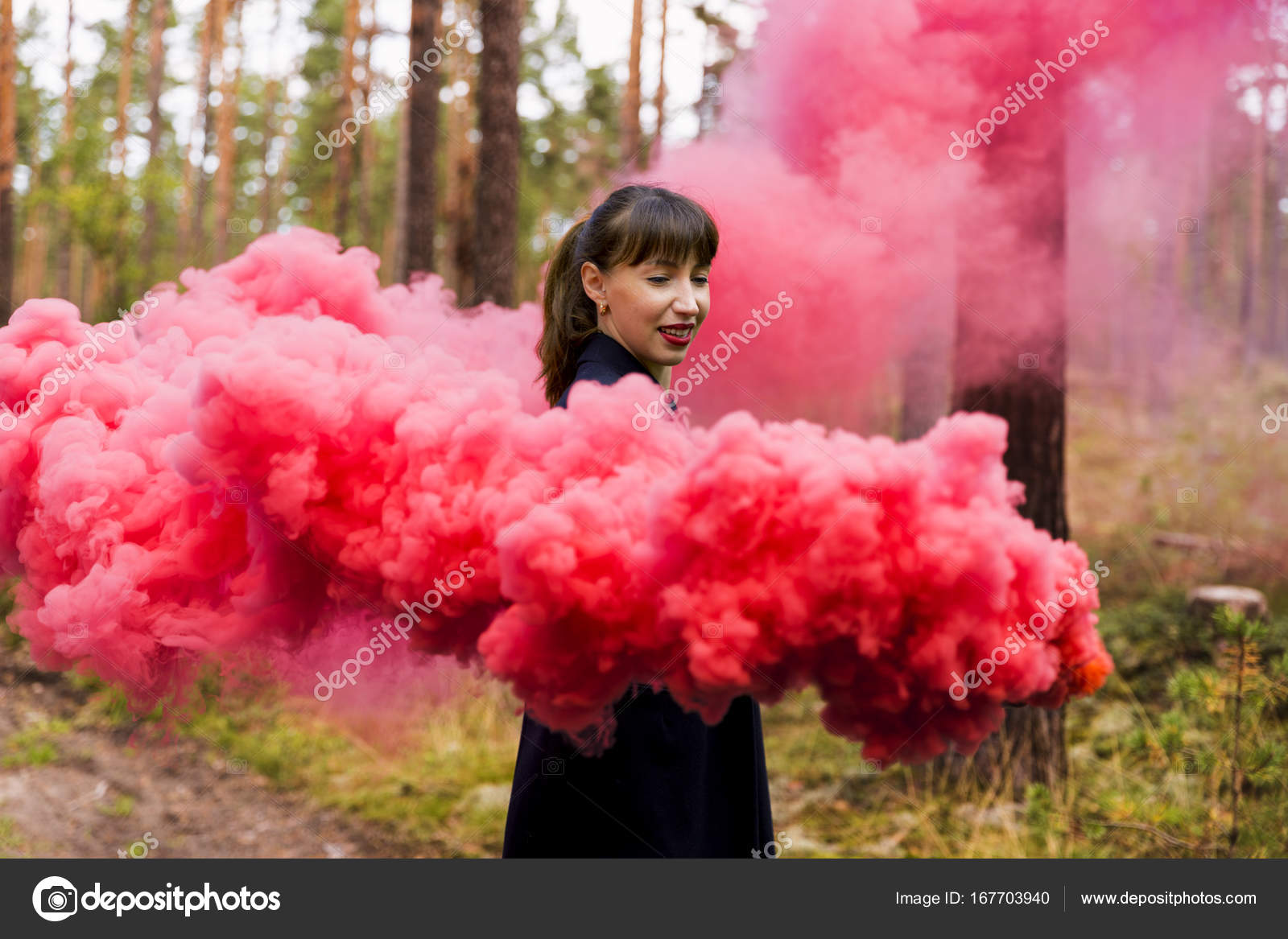 frø koncept beskydning Young woman in forest having fun with red smoke grenade, bomb Stock Photo  by ©artursfoto1 167703940