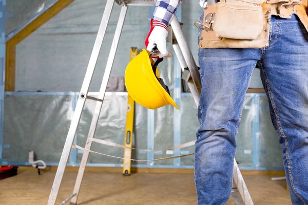 Мастер-строитель с желтым защитным шлемом и инструментальным поясом на atti — стоковое фото