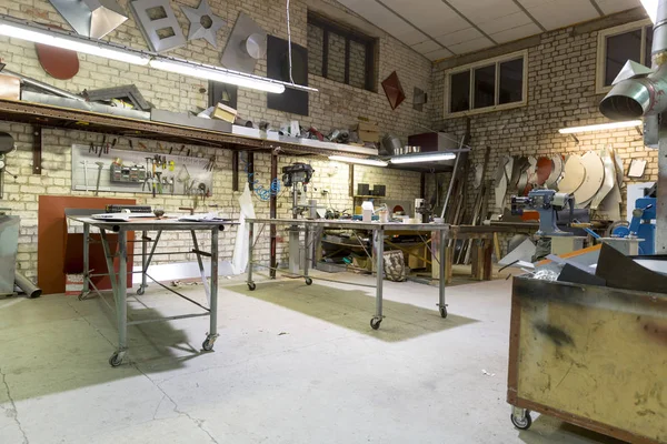 Lugar de taller de metalurgia con herramientas y mesas, fábrica —  Fotos de Stock