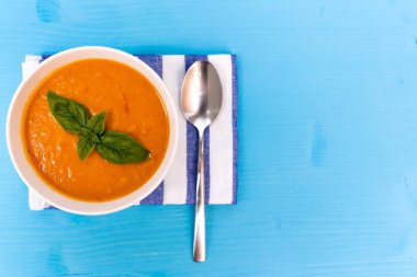 Ahşap turkuaz masada domates çorbası. Üstten Görünüm, için boş alan 