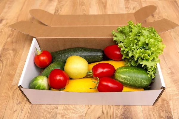 Коробка свежих экологически чистых овощей и фруктов с доставкой на дом - o — стоковое фото