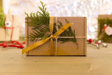 Noel kompozisyon. Noel hediyesi, yıldız, köknar ağacı dalları.