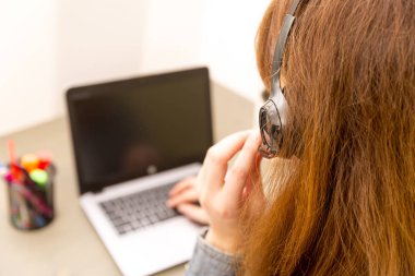 Hizmet Danışma danışman ahizesiz telefonda konuşurken. Yardım Masası, ben