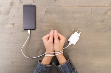 Eller ve smartphone. Kadının el sıkışıp ve o sarılmış