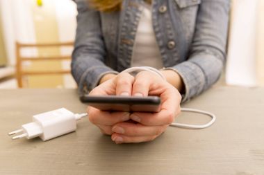 Eller ve smartphone. Kadının el sıkışıp ve o sarılmış