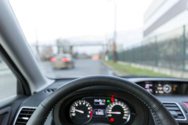 Arabanın içinde sabah trafik, iç görünüm