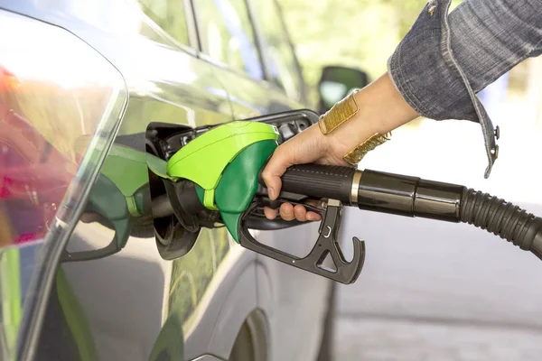 La mano de una mujer llenando gas —  Fotos de Stock