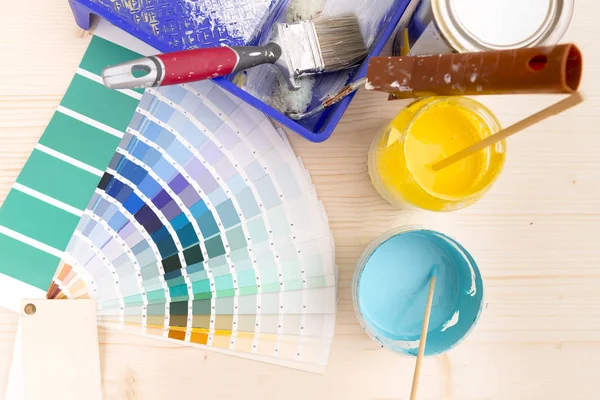 Guia de paleta de cores e suprimentos de pintura, pincéis e col — Fotografia de Stock