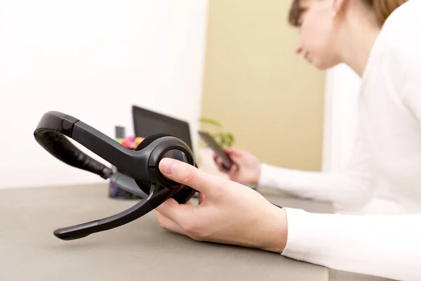 Servicetischberater mit Headset. Helpdesk, es unterstützt co — Stockfoto