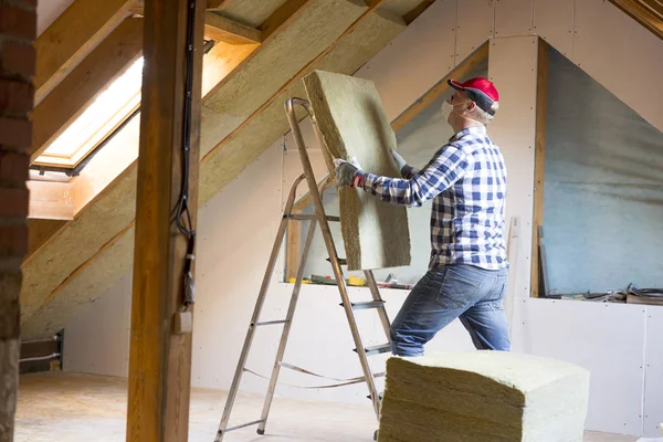 Woo mężczyzna instalacja warstwy izolacji termicznej dachu - przy użyciu mineralnych — Zdjęcie stockowe