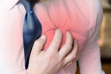 İşadamı kalp krizi sırasında stresli gün ofiste vardır