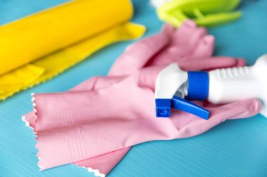 doğal ışık mavi ahşap bir masa üzerinde temizlik malzemeleri