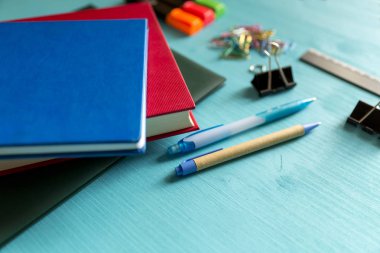 Okula dönelim. Okul için mavi ahşap bir masanın üzerinde eşyalar..