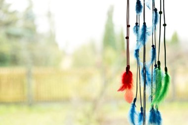 Güzel rüya avcısı tarafından mavi, yeşil ve kırmızı fea içeren bir pencere