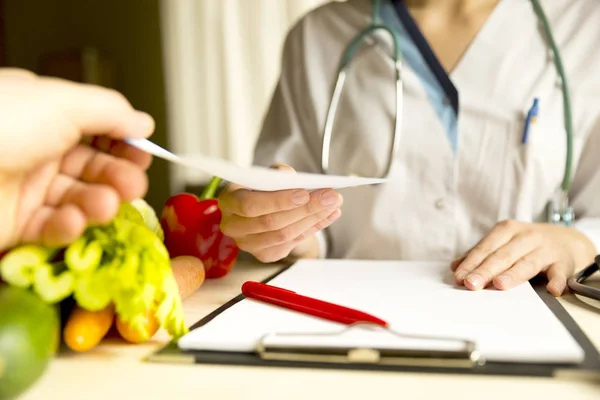 Plantaardig dieet voeding en medicatie concept. Voedingsdeskundige van — Stockfoto