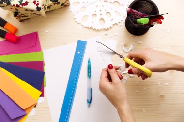 Noel ve yılbaşı süsleri. Ev yapımı kağıt kar tanesi ve