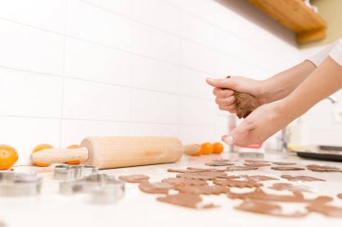 Gingerbread çerezleri Noel için mutfakta yapma. Kadının han