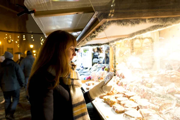 Woman window shopping on traditional Christmas market in Latvia — Stock Photo, Image