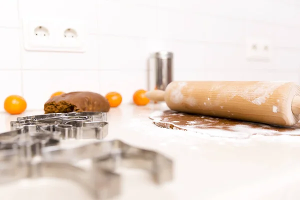 Making gingerbread cookies for Christmas in kitchen. Woman's han — Stock Photo, Image