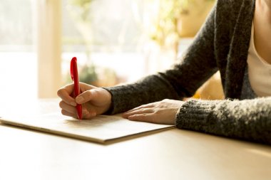 Gazete okuyan ve emplyme için reklam arama kadın