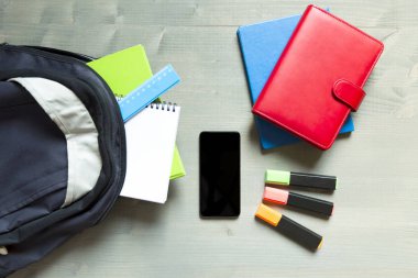 Okul ve kavram öğrenme. Okul malzemeleri ve s ile sırt çantası