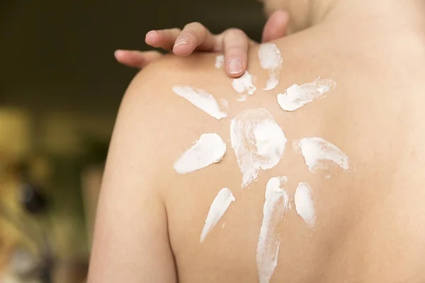 Vrouw toepassen zonnebrandmiddelen crème op de huid beschermen tegen zonnebrand befo — Stockfoto