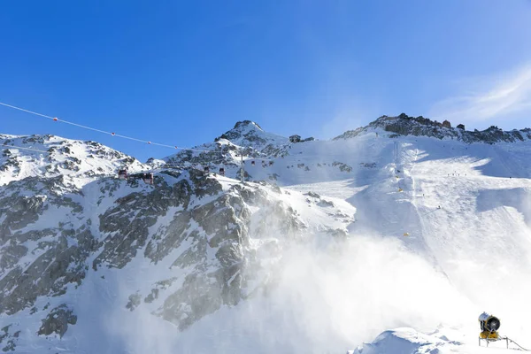 Landschap van bergen in de winter met blauwe lucht — Stockfoto