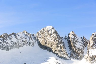 Manzara mavi gökyüzü ile kışın dağ