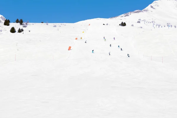 Stoków, wyciągów i narciarzy ski Resort w Włochy, Alpy — Zdjęcie stockowe