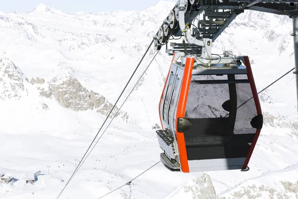 Kabel-weg lift kabelbanen, gondel cabines op winter besneeuwde bergen achtergrond prachtige landschap. — Stockfoto
