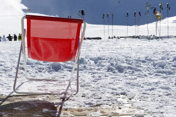 Langlauf Stokken in de sneeuw. Ski-uitrusting tegen de besneeuwde berg in ski-oord in Italië, Alpen — Stockfoto