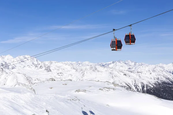 Kabel-weg lift kabelbanen, gondel cabines op winter besneeuwde bergen achtergrond prachtige landschap — Stockfoto