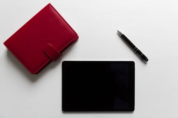 Office affärsobjekt på vitt bord, surfplatta och röda anteckningsboken wi — Stockfoto