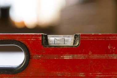 Marangoz ahşap masa evde kontrol düzeyini eller. DIY pr