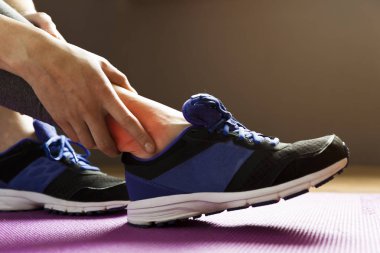 Genç kadın egzersiz sırasında bir bilek yaralanma acı. SPO