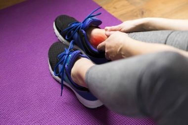 Genç kadın egzersiz sırasında bir bilek yaralanma acı. SPO