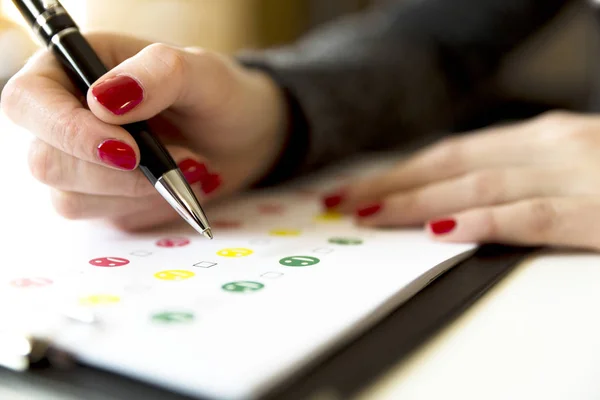 Service beoordeling klanttevredenheidsonderzoek met lachebekjes en pen. — Stockfoto