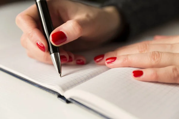 Manos femeninas con bolígrafo escrito en cuaderno. Diario, planos, diario —  Fotos de Stock