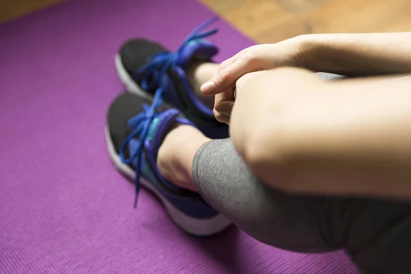 Žena relaxační podložku po cvičení — Stock fotografie